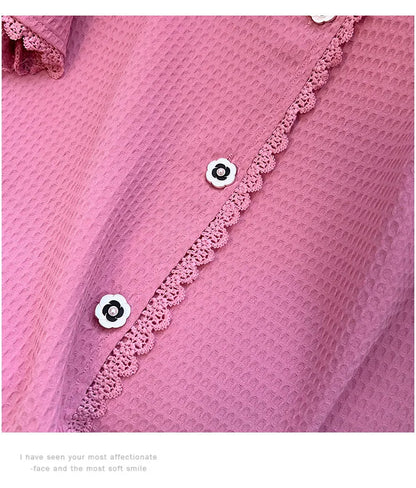 Rosa Bluse mit Spitzenbesatz und Blumenknöpfen, Waffelstruktur, Damenmode.