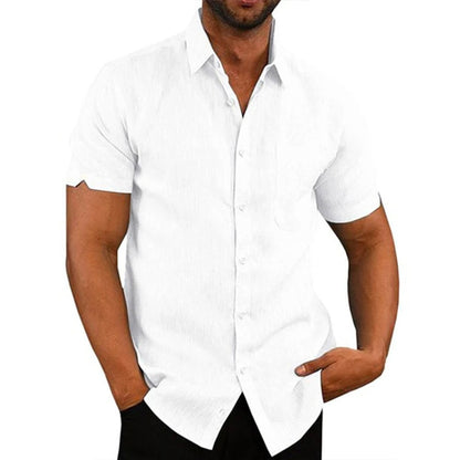 Mann in weißem Kurzarmhemd, Baumwolle, klassischer Stil, Freizeitmode, Herrenbekleidung.
