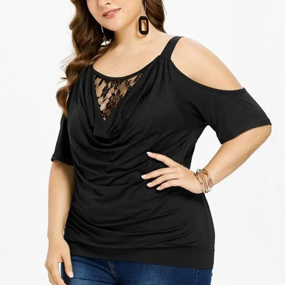 Frau in schwarzem Cold-Shoulder-Top mit Spitzenbesatz, lässige Mode, Plus-Size, elegant.