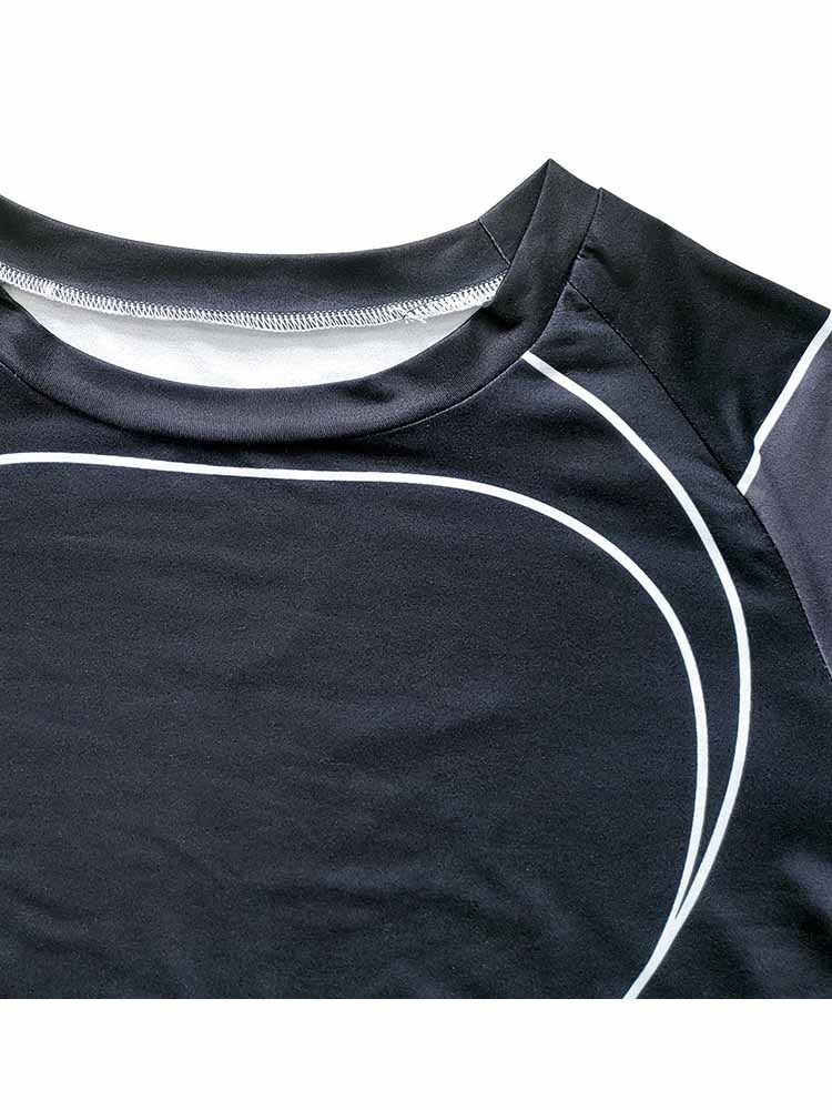 Schwarzes Sportshirt aus Polyester mit weißen Linien, Rundhalsausschnitt, atmungsaktiv.