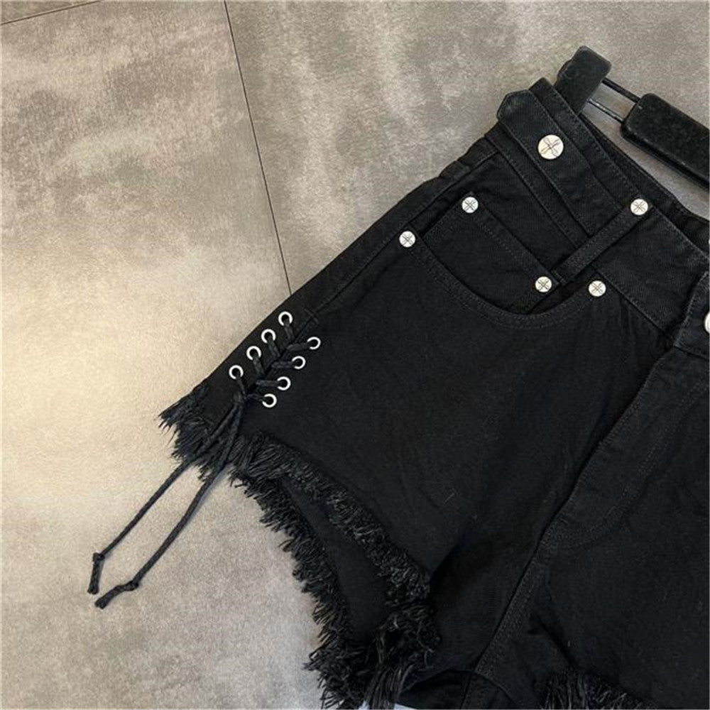 Schwarze Damen-Jeansshorts mit Fransen, Nieten und Schnürung, modisch, lässig.