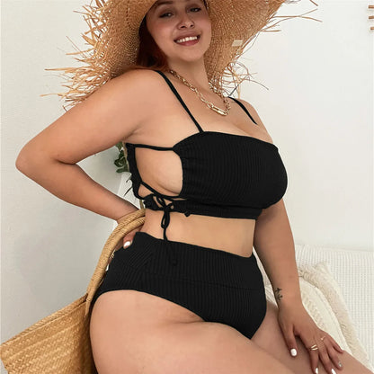 Frau in schwarzem Bikini mit Strohhut und Tasche, lächelnd, Sommermode, Plus-Size-Bademode.