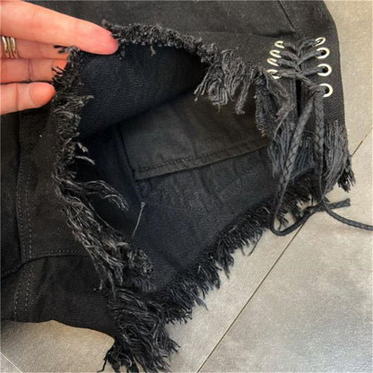 Schwarze zerrissene Jeans mit Fransen, Damenmode, trendige Kleidung, Nahaufnahme.
