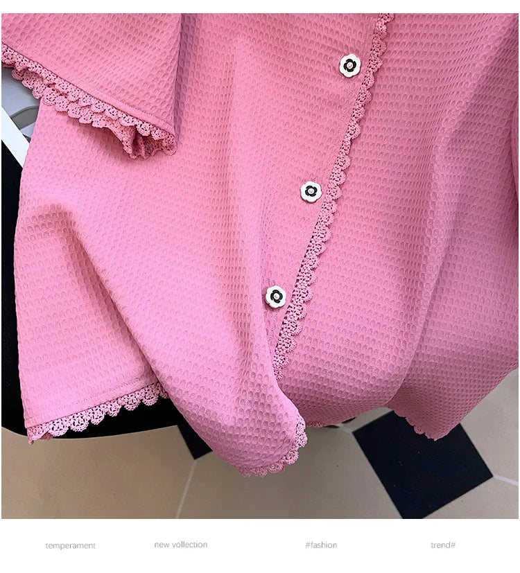 Rosa Damenbluse mit Knöpfen, Spitzenbesatz, Waffelstruktur, modisch, elegant, trendig.