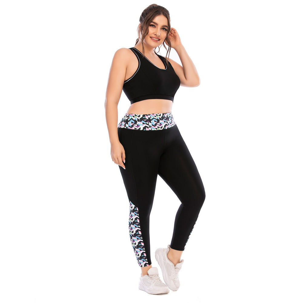 Frau in schwarzem Sport-BH und Leggings mit Muster, Fitnessmode, Plus-Size, weiße Turnschuhe.