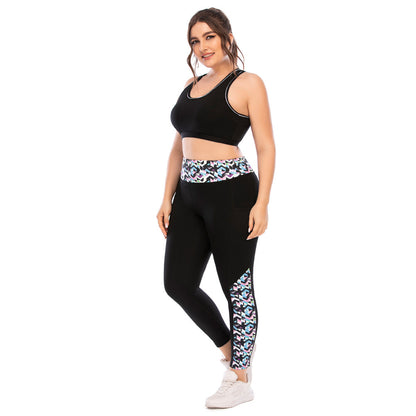 Frau in schwarzem Sport-BH und Leggings mit buntem Muster, Fitnessmode, Plus-Size, aktiv.