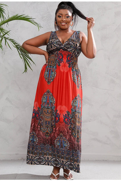 Frau in rotem Maxikleid mit Paisley-Muster, ärmellos, Sommermode, Plus-Size, elegant.