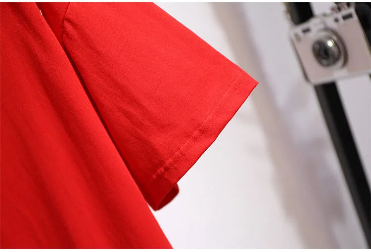 Rotes T-Shirt aus Baumwolle, Nahaufnahme Ärmel, modisch, bequem, hochwertig.