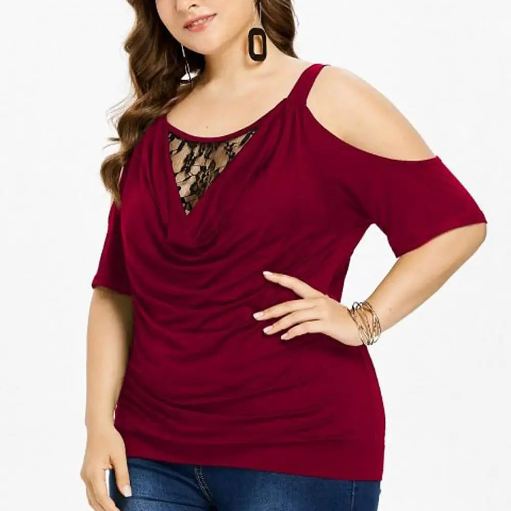 Frau in rotem schulterfreiem Top mit Spitzenbesatz, Plus-Size-Mode, lässiger Stil.