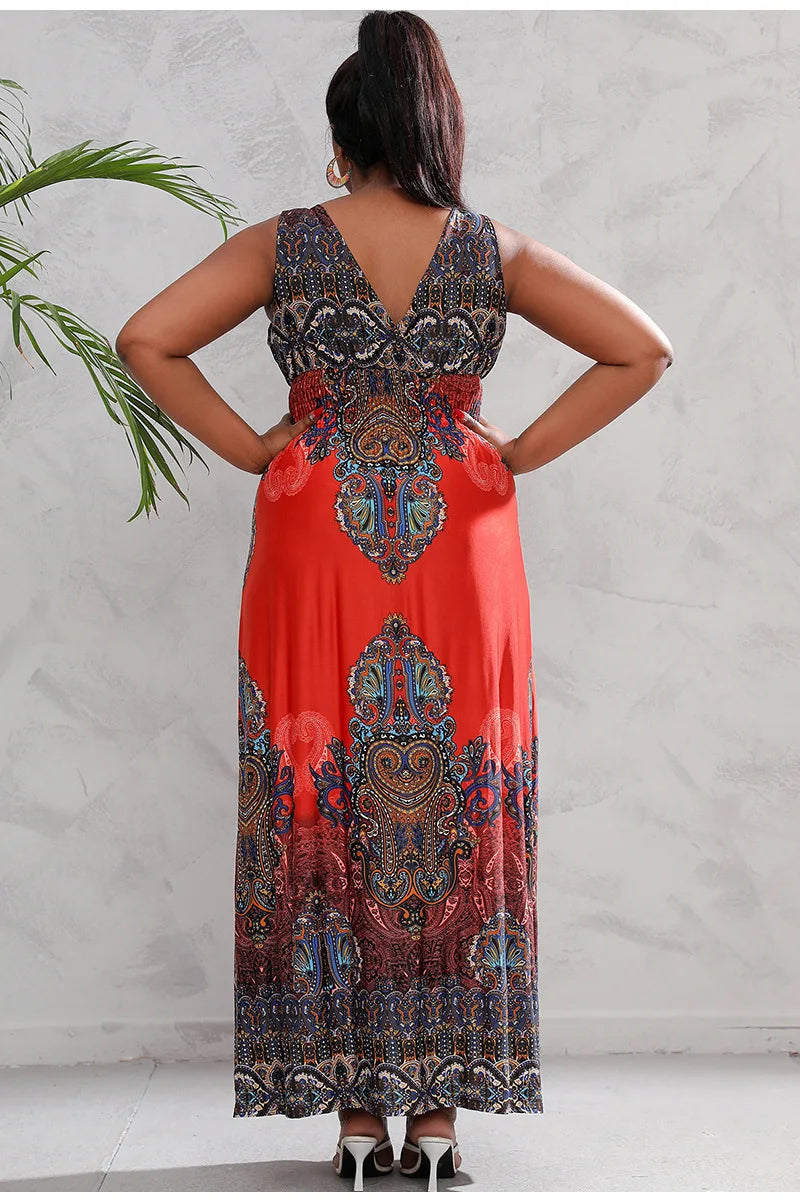 Frau in rotem, ärmellosem Maxikleid mit Paisley-Muster, Rückansicht, Sommermode.