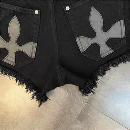 Schwarze Jeansshorts mit grauen Kreuz-Applikationen und Fransen, modische Damenbekleidung.