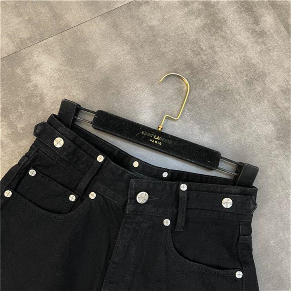 Schwarze Jeans auf Kleiderbügel, Damenmode, Nieten-Details, modisch, elegant, hochwertig.