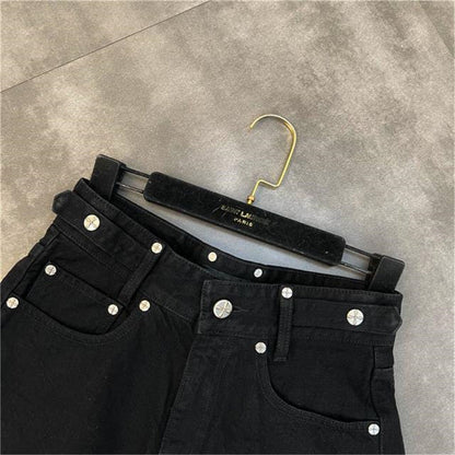 Schwarze Jeans auf Kleiderbügel, Damenmode, Nieten-Details, modisch, elegant, hochwertig.