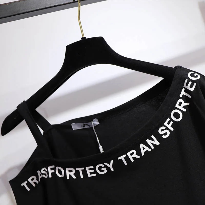 Schwarzes Damen-T-Shirt mit weißem Schriftzug auf Kleiderbügel, modisch, Baumwolle.