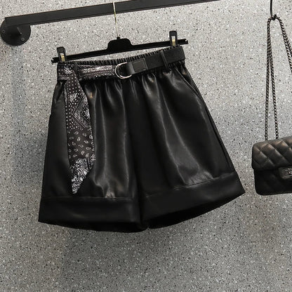 Schwarze Leder-Shorts mit Gürtel und Bandana-Detail, Damenmode, elegant und modern.