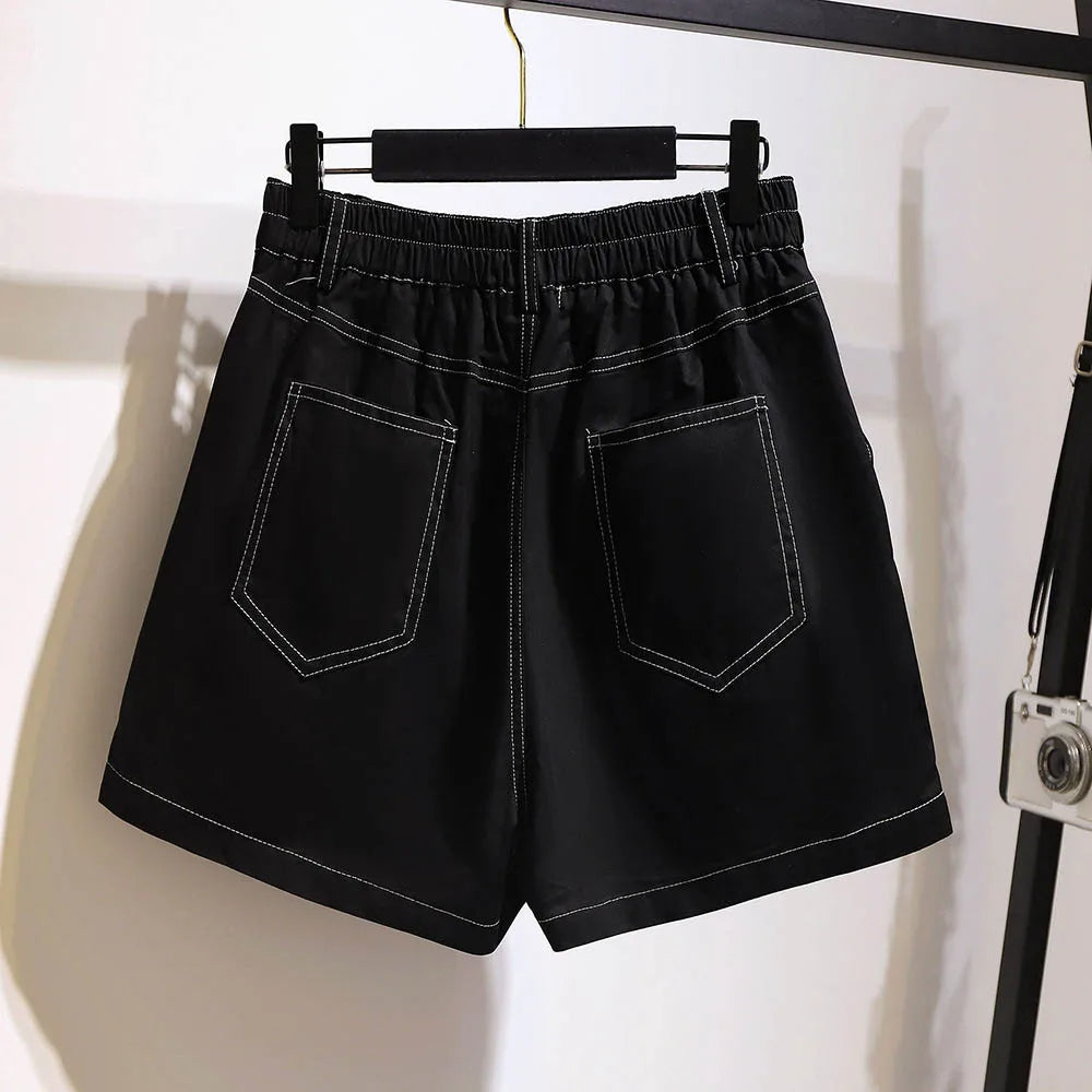 Schwarze Damen-Shorts mit weißen Nähten, elastischer Bund, lässiger Sommerstil.