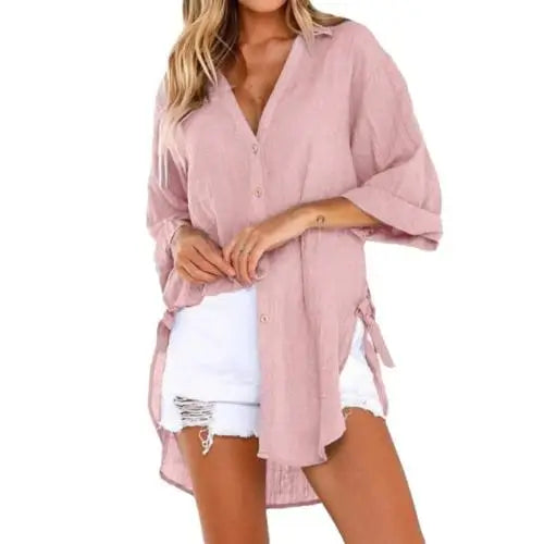 Frau in rosa Leinenbluse und weißen Jeansshorts, lässige Sommermode, Damenbekleidung.