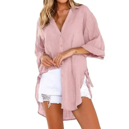 Frau in rosa Leinenbluse und weißen Jeansshorts, lässige Sommermode, Damenbekleidung.