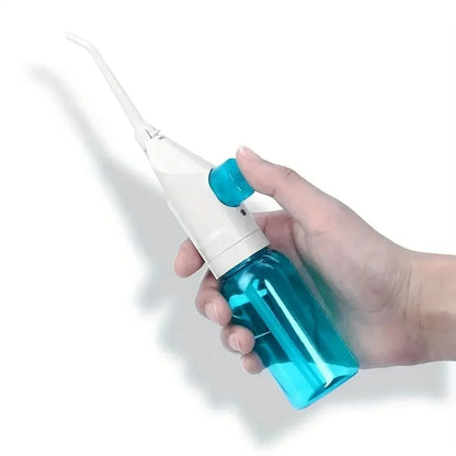 Hand hält tragbare Munddusche, blau-weiß, Zahnreinigung, kabellos, Dentalpflegegerät.