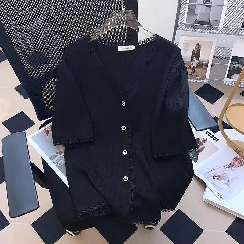 Schwarze Strickjacke mit Knöpfen auf Bürostuhl, elegantes Design, Damenmode.
