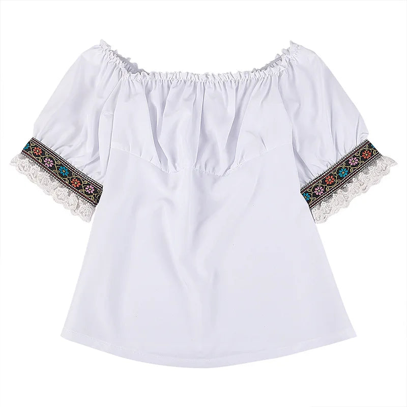 Weiße schulterfreie Bluse mit Stickerei und Spitzenärmeln, Damenmode, Sommerkleidung.