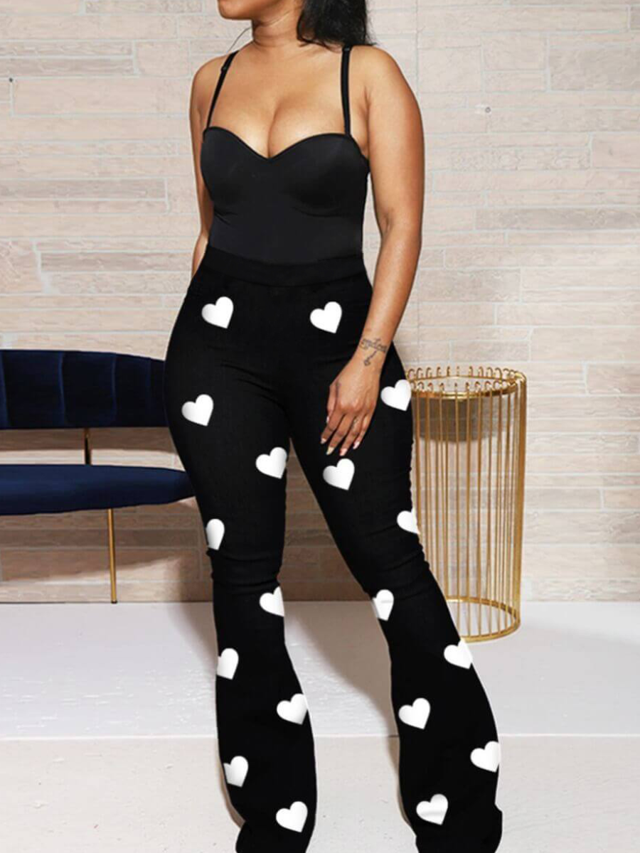 Frau in schwarzem Herzmuster-Jumpsuit, schulterfrei, modisch, elegant, Damenmode.