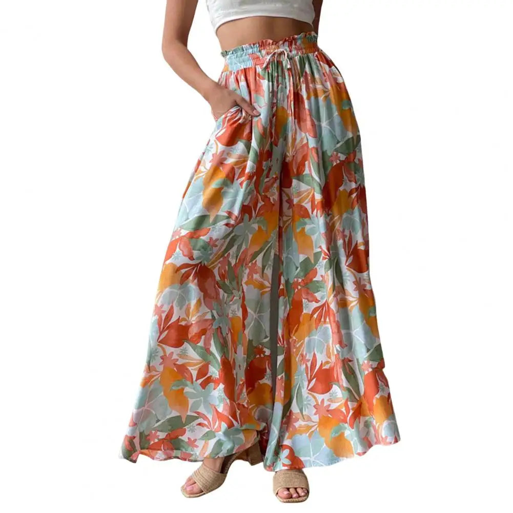Frau in bunter, geblümter Sommerhose, hohe Taille, weites Bein, modisch, bequem.