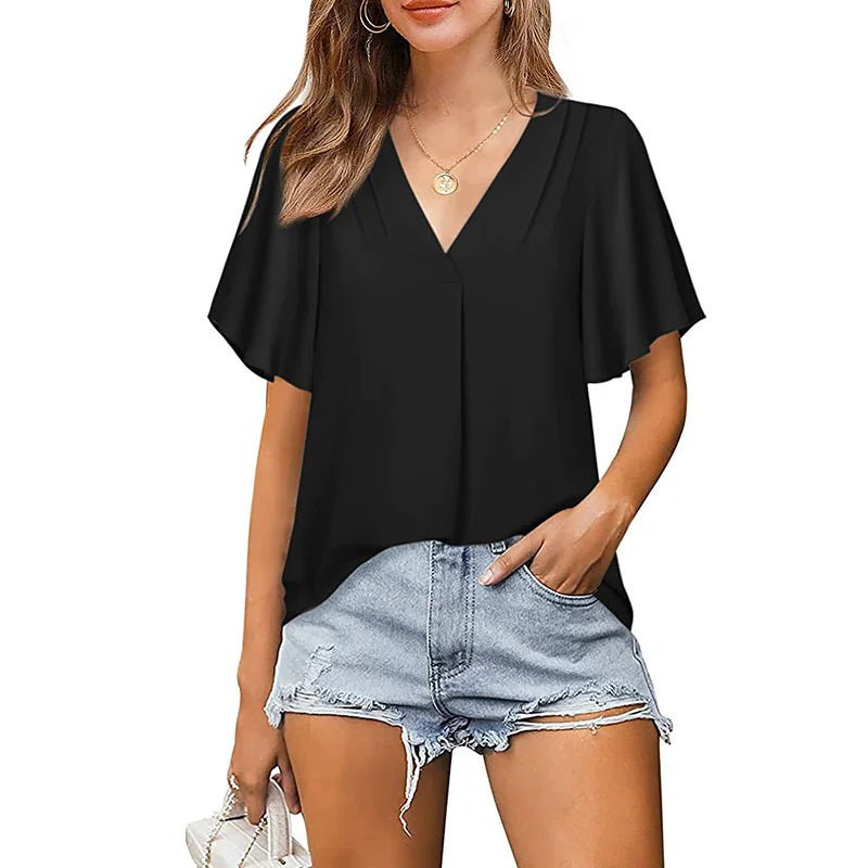 Frau in schwarzer V-Ausschnitt-Bluse und Jeansshorts, Sommermode, lässiger Stil.