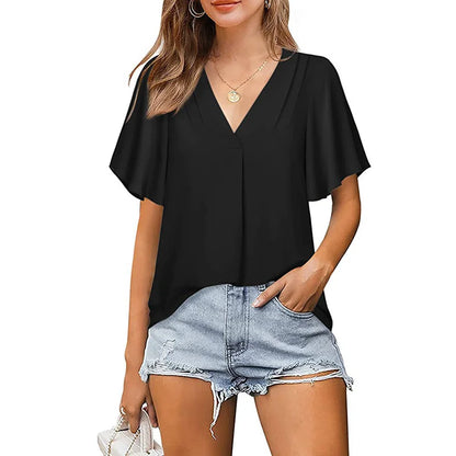 Frau in schwarzer V-Ausschnitt-Bluse und Jeansshorts, Sommermode, lässiger Stil.
