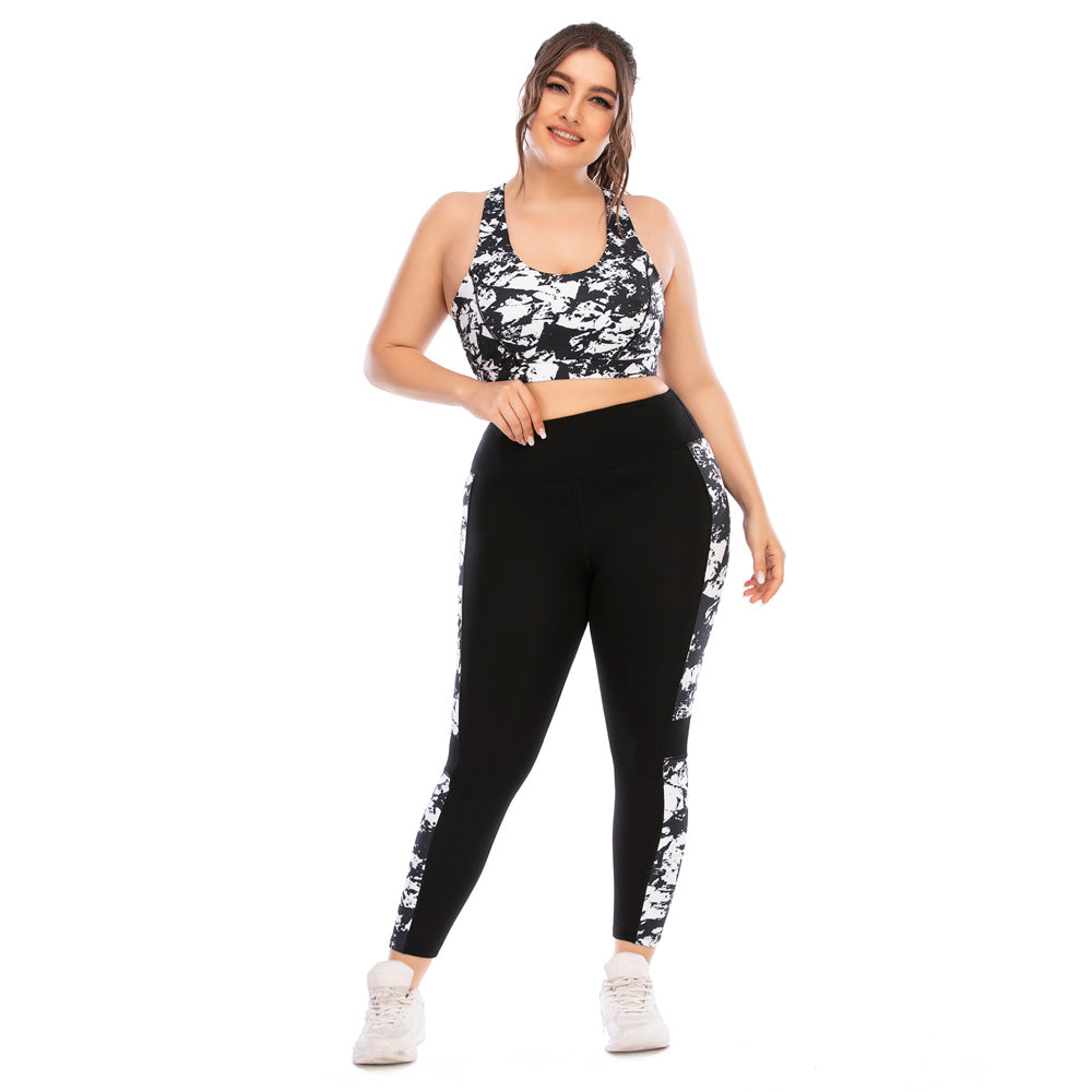Frau in schwarz-weißem Sport-BH und Leggings, Fitnessmode, bequeme Sportbekleidung.