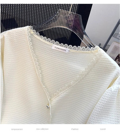 Weiße Damenbluse mit Spitzenkragen, V-Ausschnitt, Texturstoff, elegant, modisch.