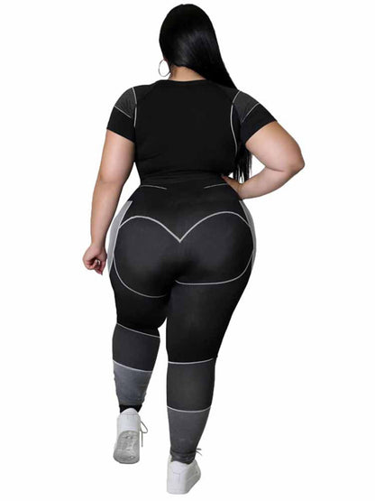 Frau in schwarzem, nahtbetontem Sportanzug von hinten, Plus-Size-Mode, Fitnessbekleidung.