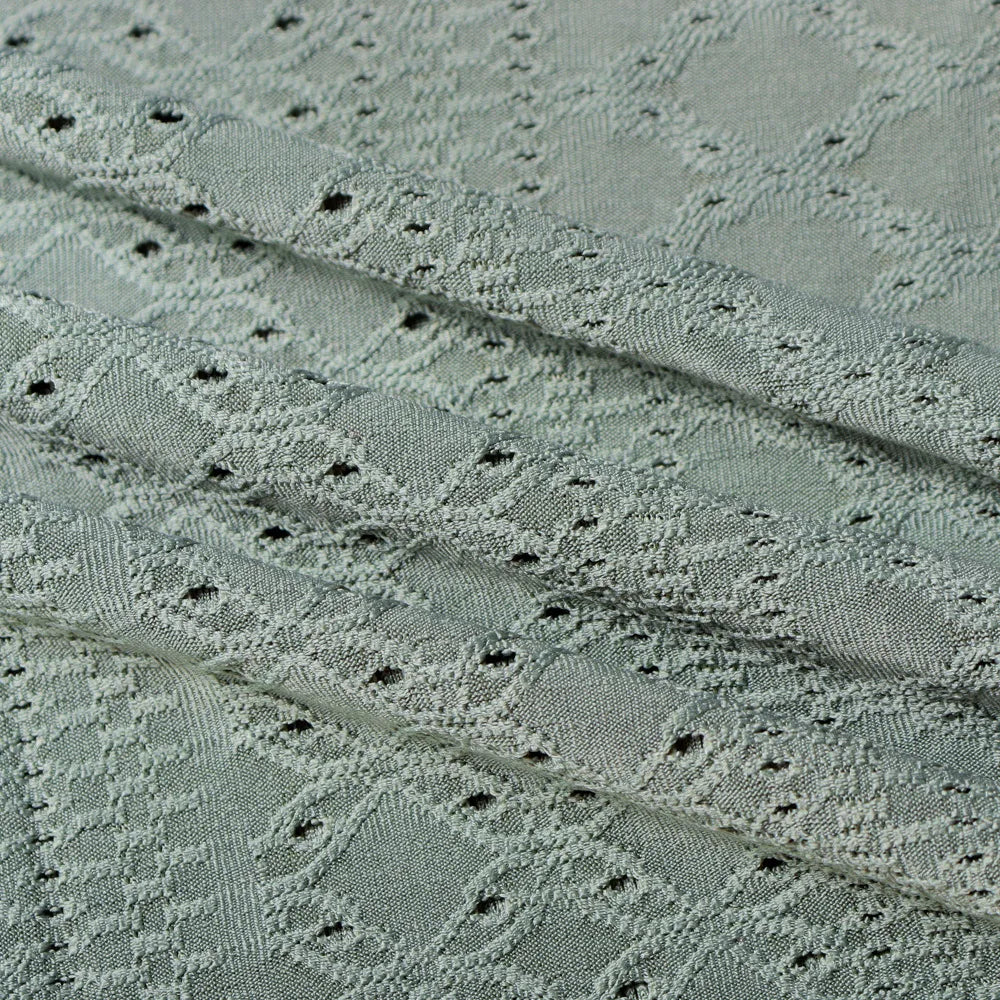 Grauer Jacquardstoff mit geometrischem Muster, ideal für elegante Bekleidung und Heimtextilien.