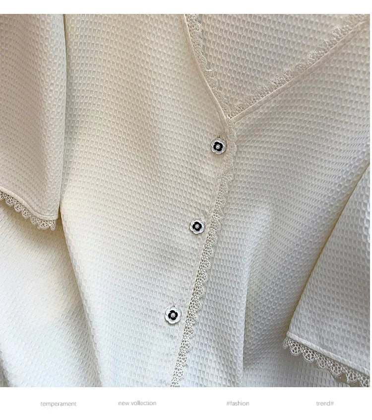 Weiße Damenbluse mit Spitzenbesatz, V-Ausschnitt und Knöpfen, elegante Mode, Baumwolle.