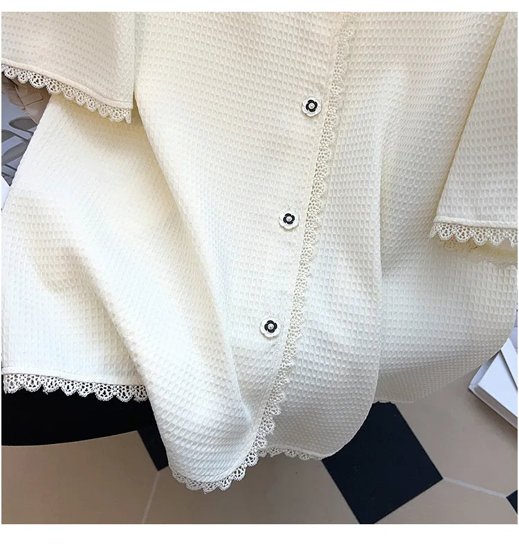 Weiße Damenbluse mit Spitzenbesatz, Knopfleiste, Waffelstruktur, elegant, modisch.