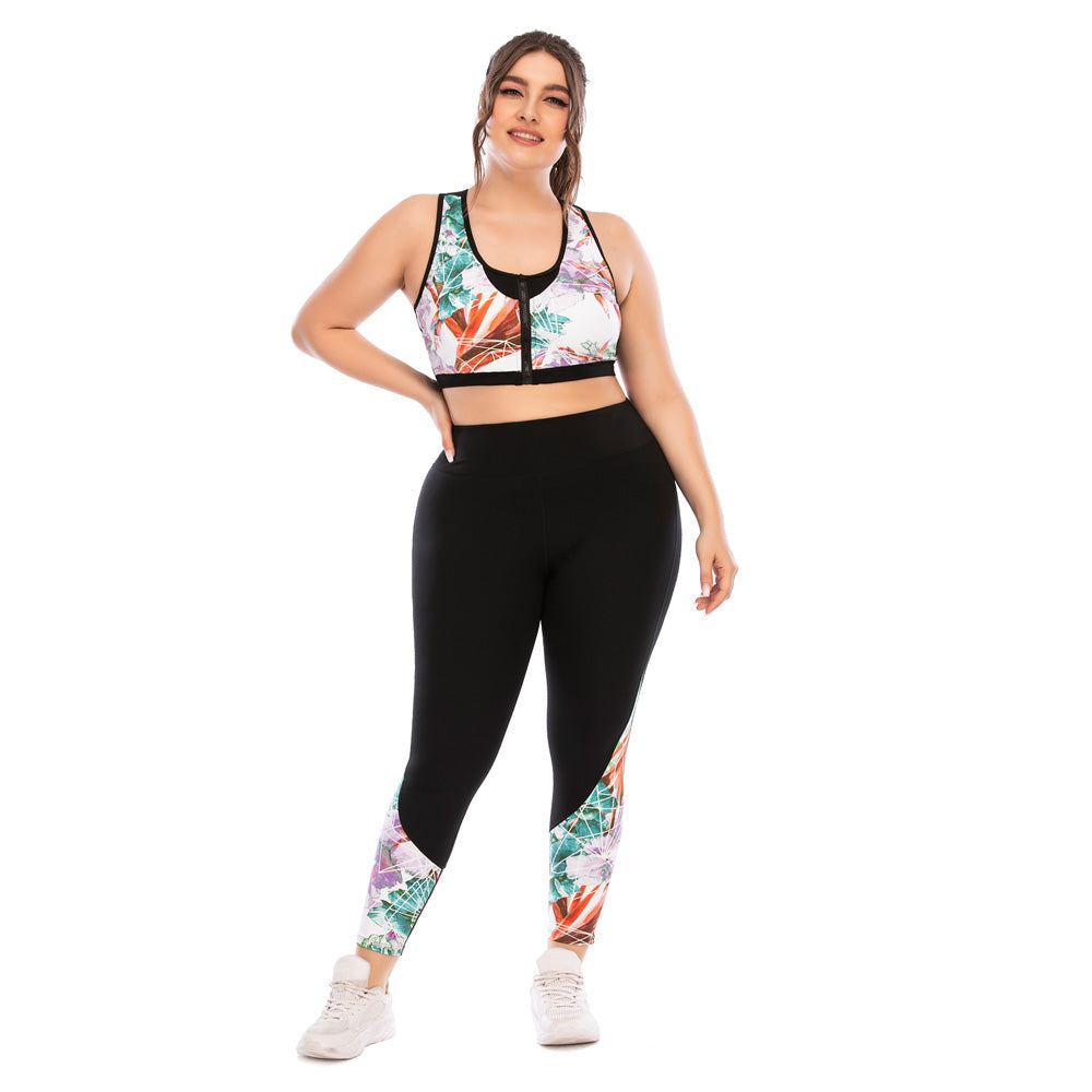 Frau in bunter Sportbekleidung, Leggings und Top, Fitnessmode, Plus-Size, Studioaufnahme.