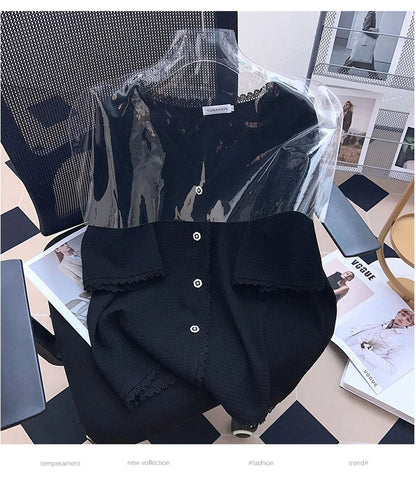 Schwarze Strickjacke mit Knöpfen auf Bürostuhl, modisch, elegant, Damenbekleidung.