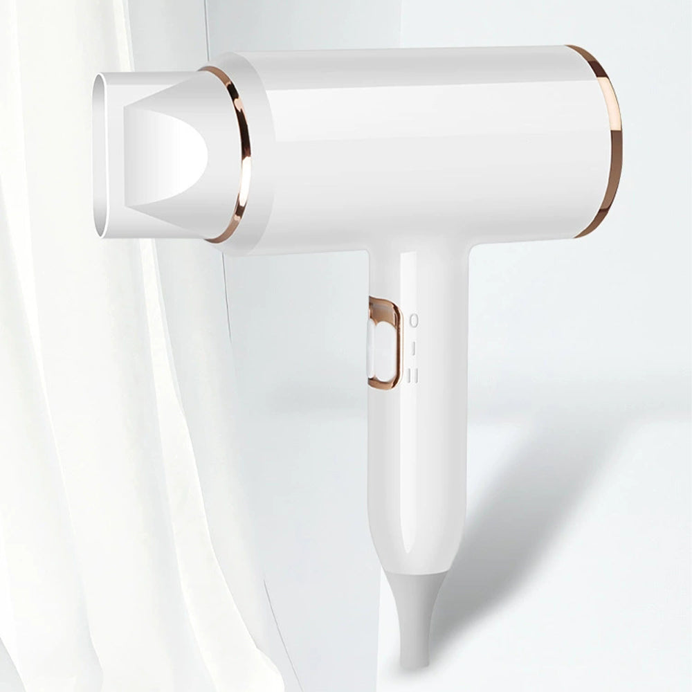 Weißer Haartrockner mit goldenen Akzenten, modernes Design, leistungsstark, energiesparend.