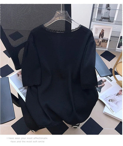 Schwarzes Spitzenkleid auf Stuhl, elegantes Design, Damenmode, modernes Outfit.