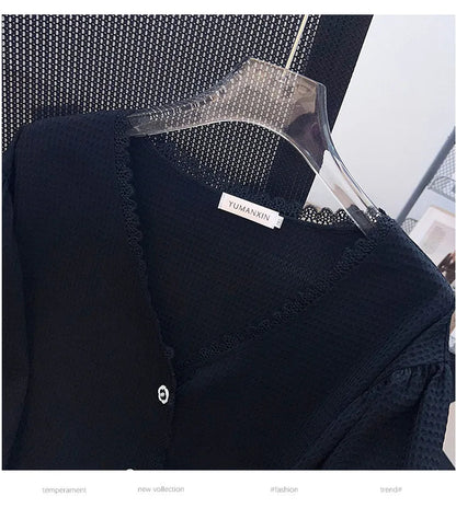 Schwarze Damenbluse aus Spitze auf Kleiderbügel, elegante Mode, YUMANXIN-Label.
