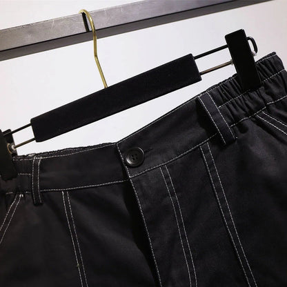 Schwarze Herrenhose mit weißen Nähten, elastischer Bund, auf Kleiderbügel.