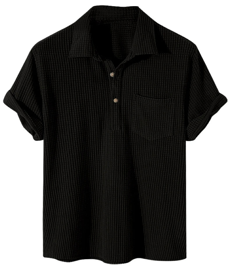 Schwarzes Herren-Poloshirt aus Baumwolle mit Knopfleiste und Brusttasche.