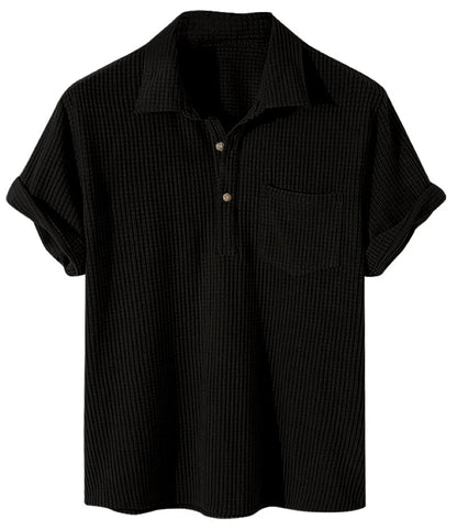 Schwarzes Herren-Poloshirt aus Baumwolle mit Knopfleiste und Brusttasche.