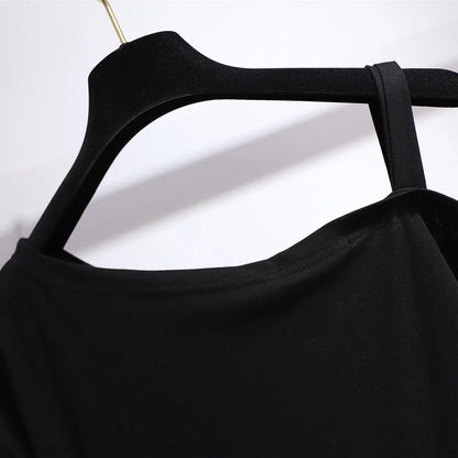 Schwarzes T-Shirt auf Kleiderbügel, Baumwolle, minimalistisch, Mode, Damenbekleidung.