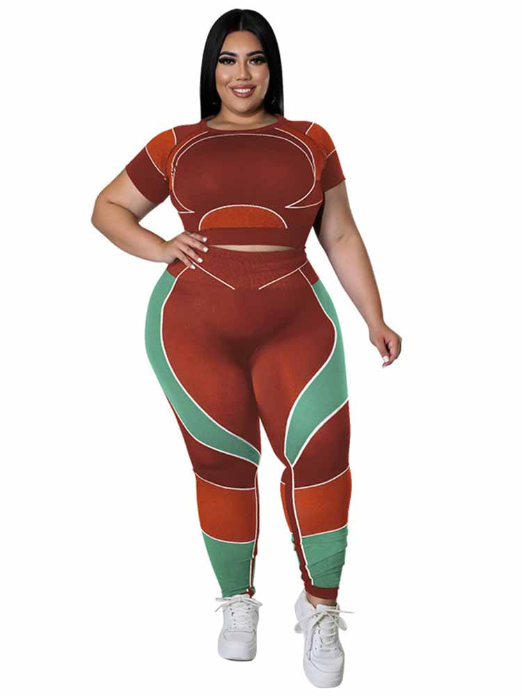 Frau in rot-grünem Sportanzug, Plus-Size, lächelt, trägt weiße Turnschuhe.