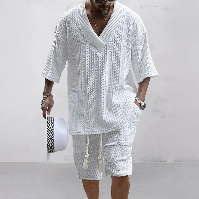 Mann in weißem Strick-Set, V-Ausschnitt, kurze Ärmel, Sommermode, lässiger Stil.