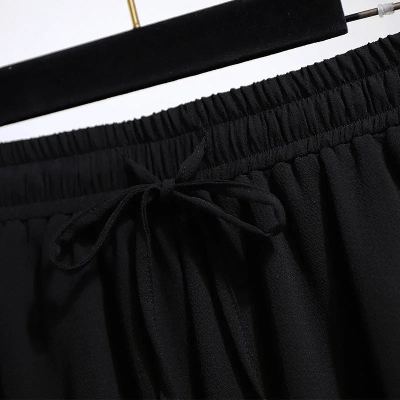 Schwarze Damenhose mit elastischem Bund und Kordelzug, elegant, bequem, aus Baumwolle.