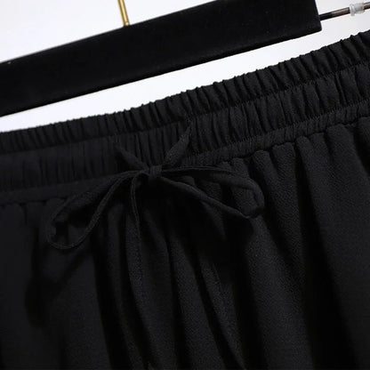 Schwarze Damenhose mit elastischem Bund und Kordelzug, elegant, bequem, aus Baumwolle.