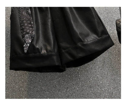 Schwarzer Lederrock mit Paisley-Muster, elegantes Design, Damenmode, Detailansicht.