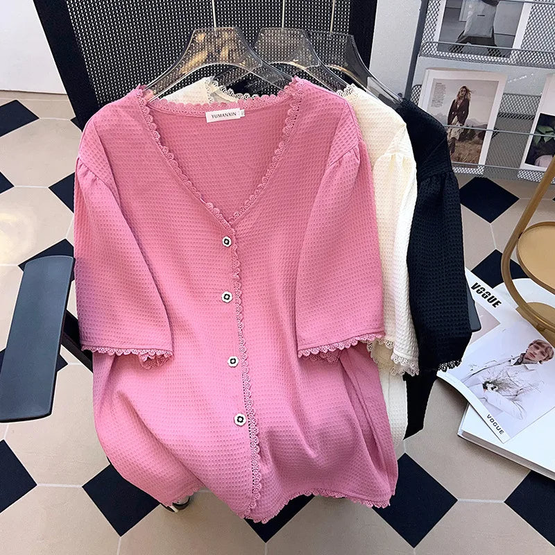 Damenstrickjacke rosa, V-Ausschnitt, Knopfleiste, Sommermode, elegant, bequem, stilvoll.